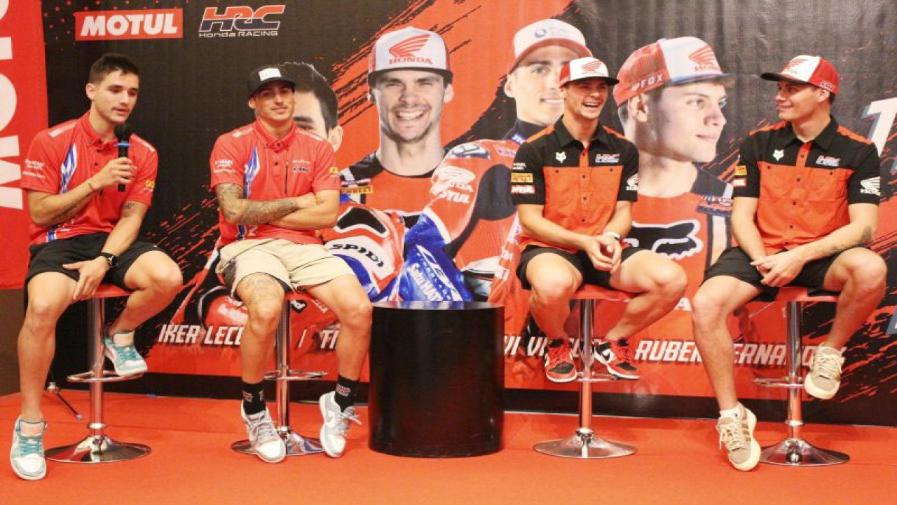 Empat pembalap dari Honda Racing Corporation (HRC) yaitu (kiri ke kanan) Iker Lecuona - Xavi Vierge yang berkompetisi di WSBK dan Tim Gajser - Rubén Fernández yang tampil di MXGP di Jakarta, Rabu (29/11/2023). (ANTARA/Ahmad Faishal)