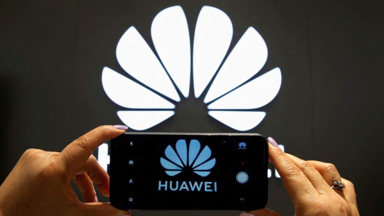 Pabrikan lain yang ingin menonjolkan fitur koneksi satelit adalah Huawei. (Reuters)