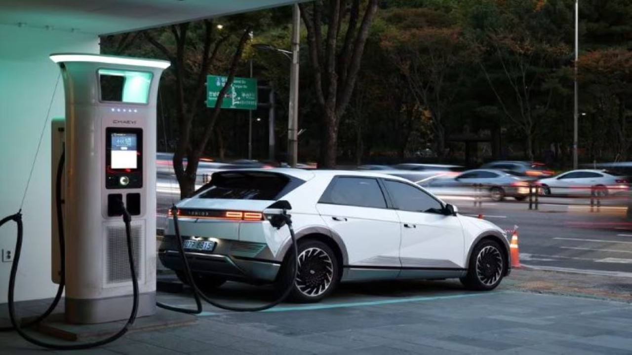 Kendaraan listrik Hyundai Ioniq 5 diisi dayanya di Chaevi Stay Charging Station di Seoul, Korea Selatan, 18 Oktober 2023. (Dok/Kim Hong-Ji/Reuters)