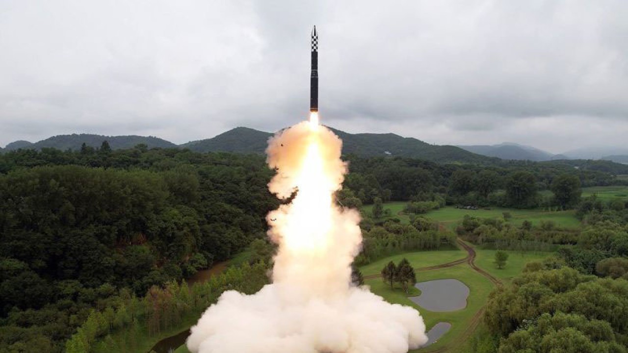 Ilustrasi - Peluncuran uji coba rudal balistik antarbenua (ICBM) berbahan bakar padat Hwasong-18 pada hari Rabu, 12 Juli 2023. ANTARA/KCNA/Pool / Latin America News A/KCNA/Pool /pri. (KCNA/Pool / Latin America News A/KCNA/Pool / Latin)