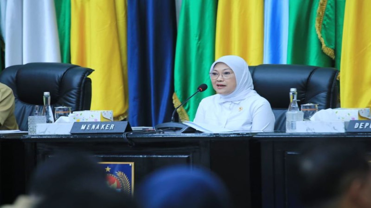 Menteri Ketenagakerjaan Ida Fauziyah saat menghadiri rapat koordinasi teknis tentang Kebijakan Penetapan Upah Minimum Tahun 2024 di Jakarta, Senin (20/11/2023). (ANTARA/HO-Kemnaker)