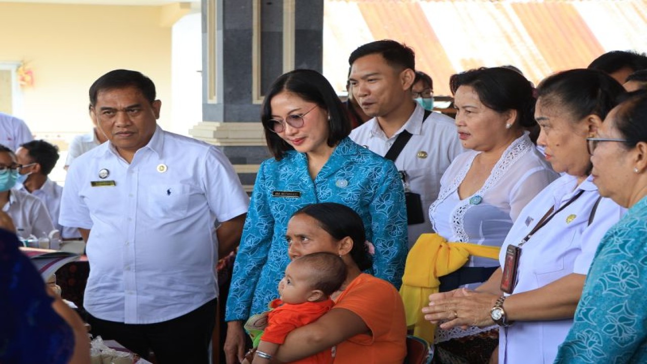 Pj TP PKK Bali Ida Mahendra Jaya saat memantau porsi makan anak untuk cegah stunting, Denpasar, Kamis (16/11/2023). ANTARA/Ho-Pemprov Bali