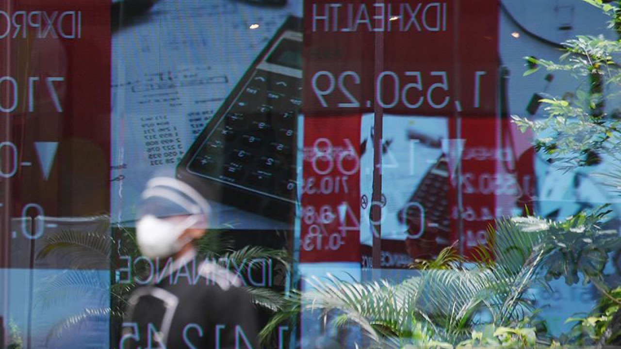 Ilustrasi - Layar menampilkan pergerakan perdagangan saham di Bursa Efek Indonesia (BEI), di Jakarta. ANTARA FOTO/Hafidz Mubarak A/foc/aa.