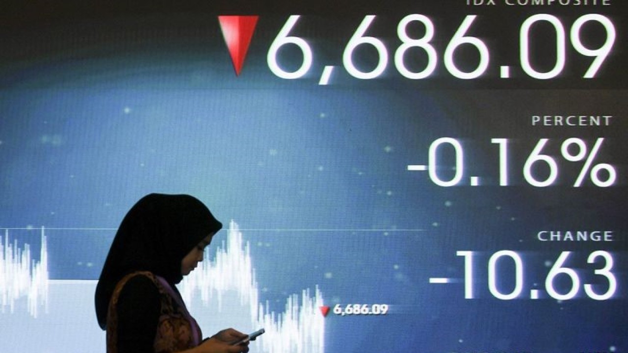 Ilustrasi - Pekerja berjalan di depan layar yang menampilkan pergerakan saham di Bursa Efek Indonesia, Jakarta. ANTARA FOTO/Hafidz Mubarak A/tom/aa.