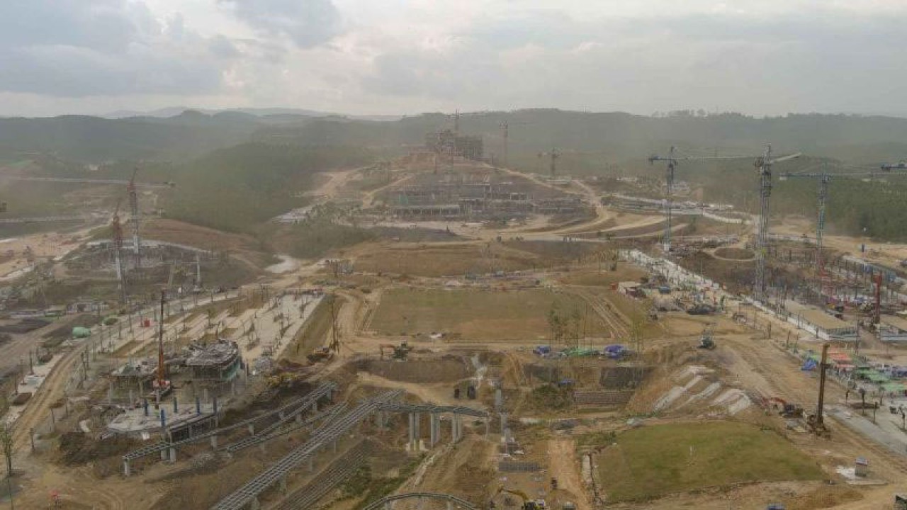 Foto udara proses pembangunan di Kawasan Inti Pusat Pemerintahan (KIPP) Ibu Kota Negara (IKN) Nusantara, Penajam Paser Utara, Kalimantan Timur. ANTARA FOTO/M Risyal Hidayat/nym.