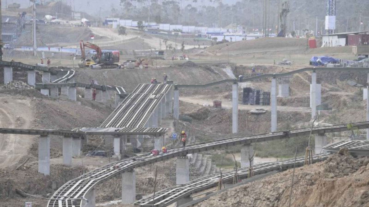 Pekerja menyelesaikan pembangunan di Kawasan Inti Pusat Pemerintahan (KIPP) Ibu Kota Negara (IKN) Nusantara, Penajam Paser Utara, Kalimantan Timur. ANTARA FOTO/M Risyal Hidayat/nym