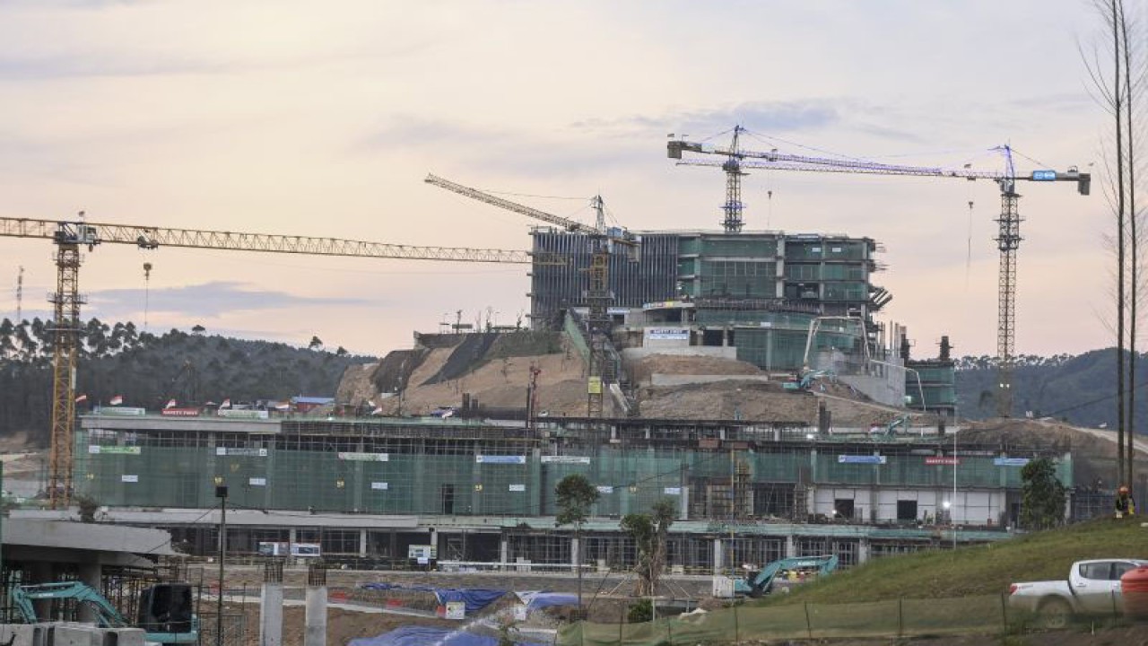 Arsip - Suasana pembangunan Kompleks Istana Kepresidenan di Kawasan Inti Pusat Pemerintahan (KIPP) Ibu Kota Negara (IKN) Nusantara, Penajam Paser Utara, Kalimantan Timur, Kamis (2/11/2023). ANTARA FOTO/Hafidz Mubarak A/foc