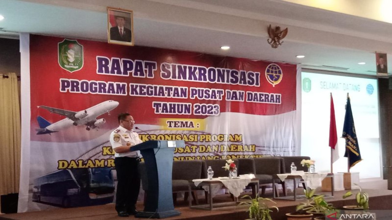 Kepala Dinas Perhubungan Kalimantan Barat Anthonius Rawing menjelaskan program dan tahap perencanaan untuk mendukung operasional Ibukota Nusantara (IKN) di Kalimantan Timur, di Pontianak, Senin (20/11/2023). (HO : Petrus AB Karunia)