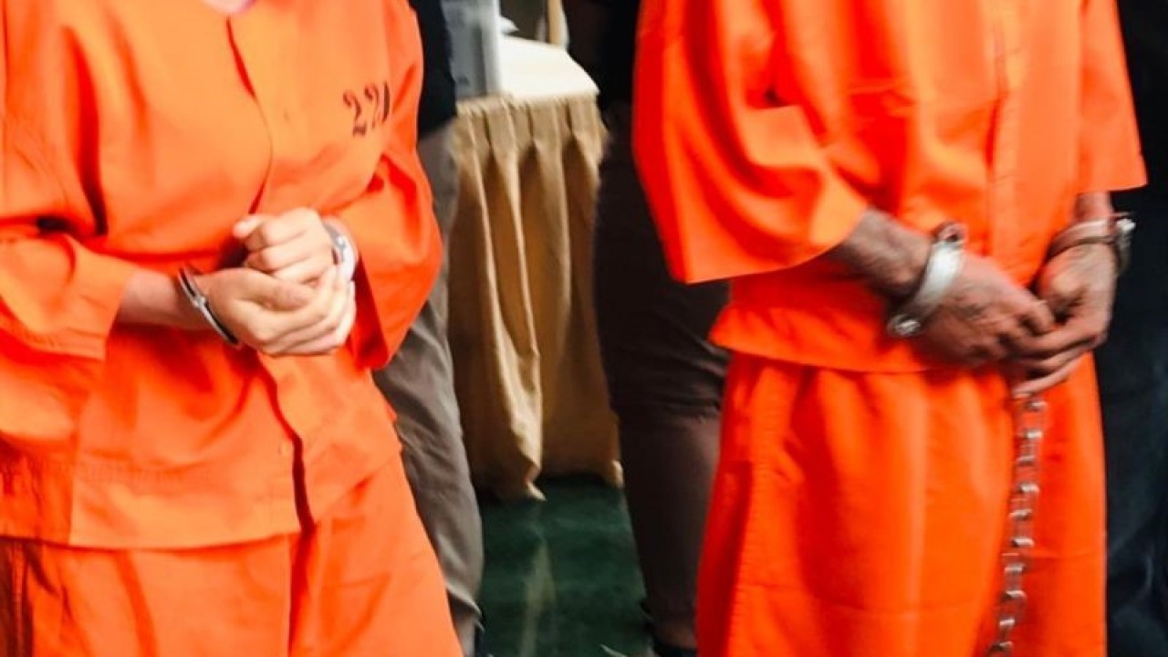 Ilustrasi- Dua pelaku tindak pidana diborgol petugas Kepolisian Resor Kota Denpasar beberapa waktu lalu. ANTARA/Rolandus Nampu