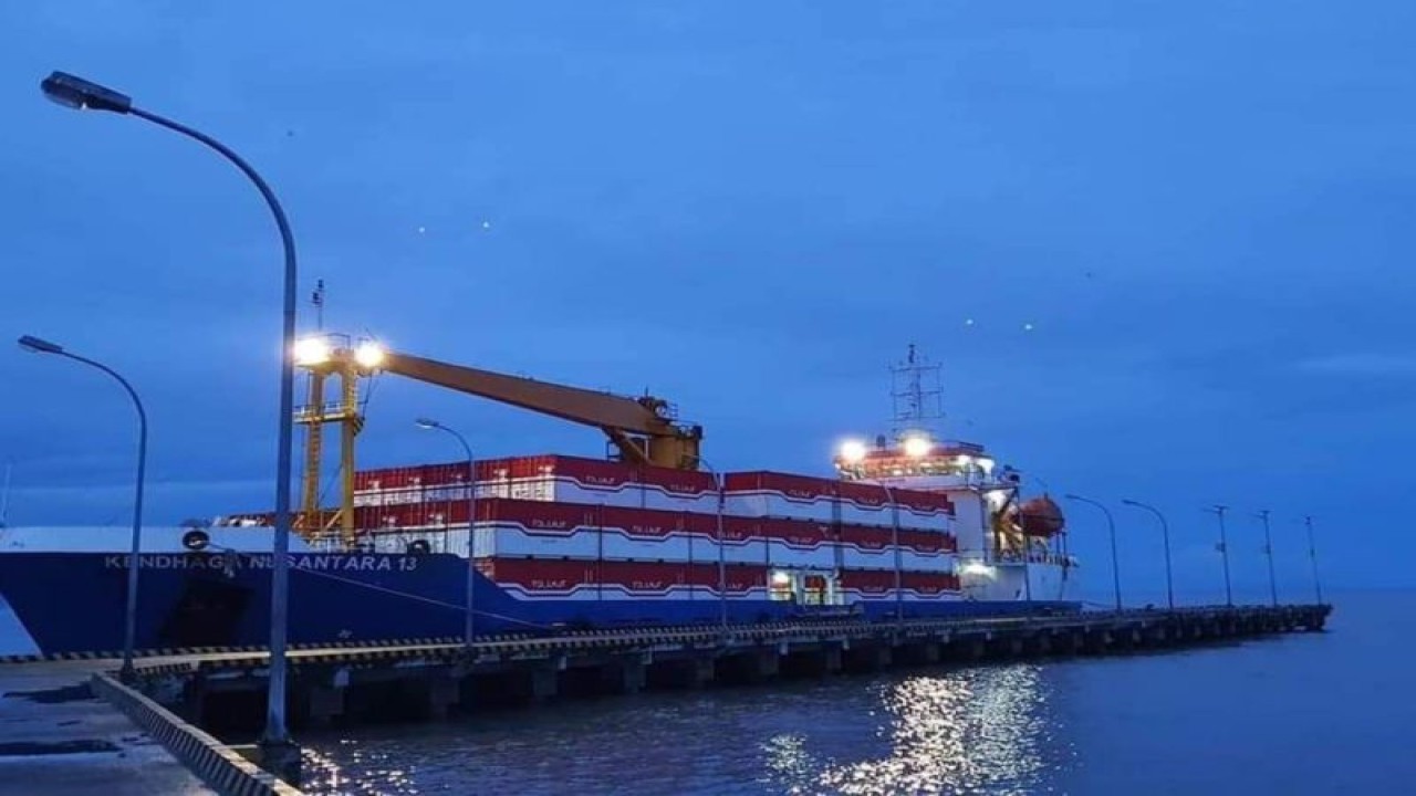 Ilustrasi kapal pengangkut logistik dan material melalui program tol laut. (ANTARA/HO-Kemenhub)