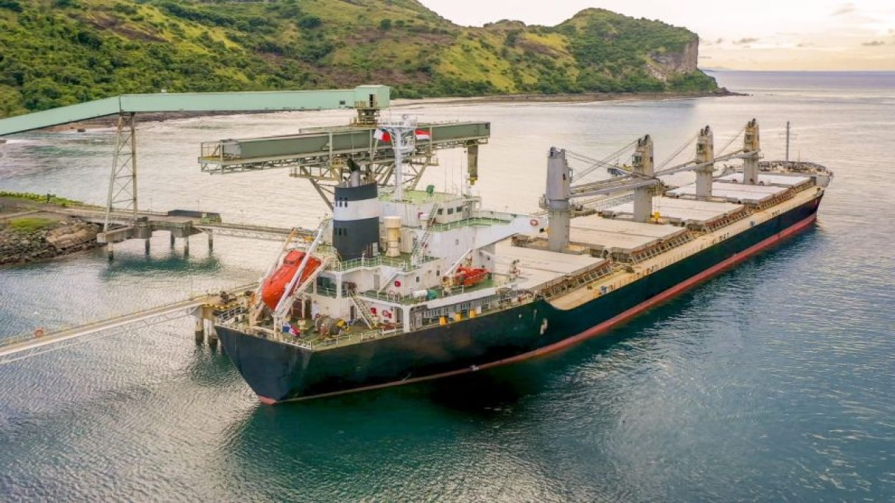 Ilustrasi - Kapal pengangkut produk pertambangan konsentrat tembaga.  ANTARA/HO-AMNT.