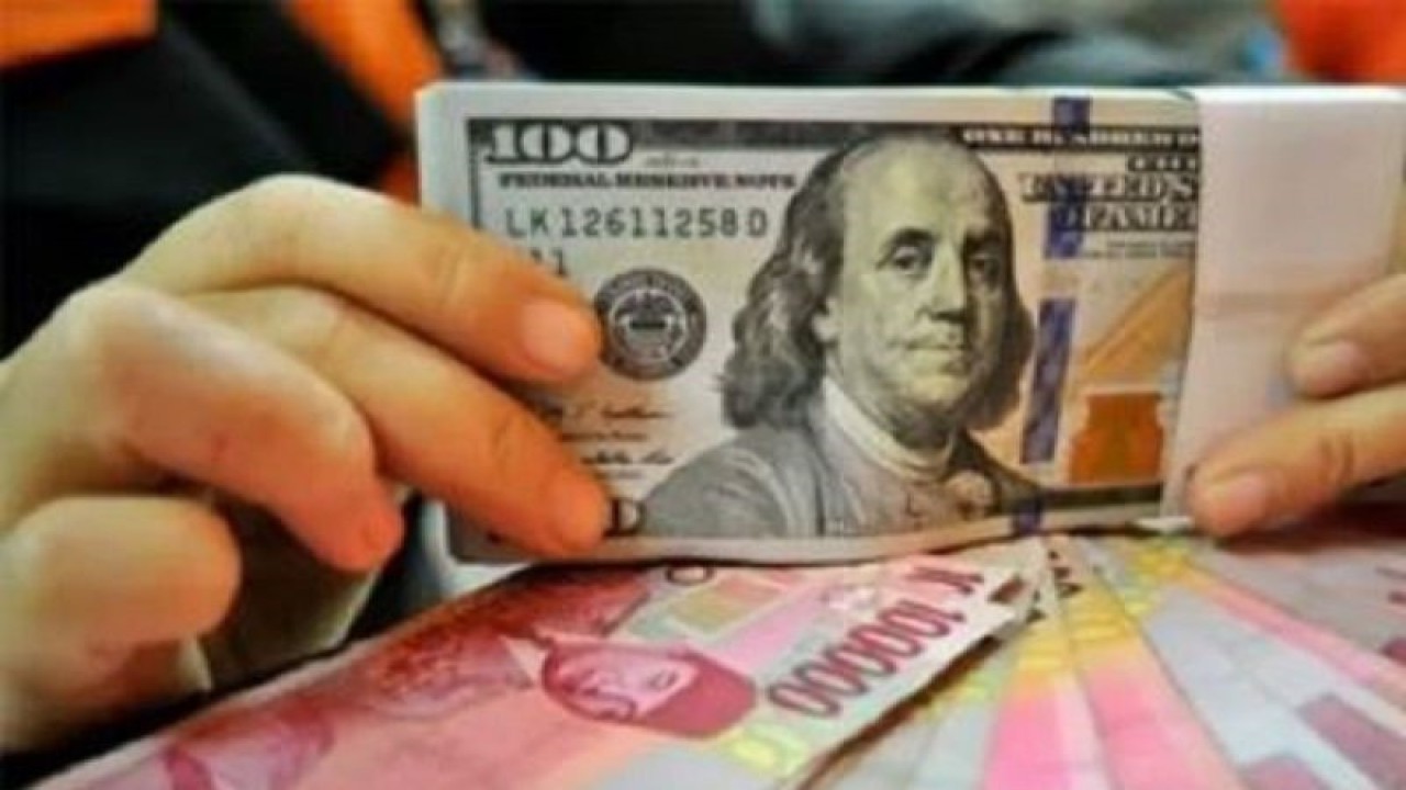 Ilustrasi - Lembaran mata uang rupiah dan dolar AS. (ANTARA FOTO/Puspa Perwitasari/aa)