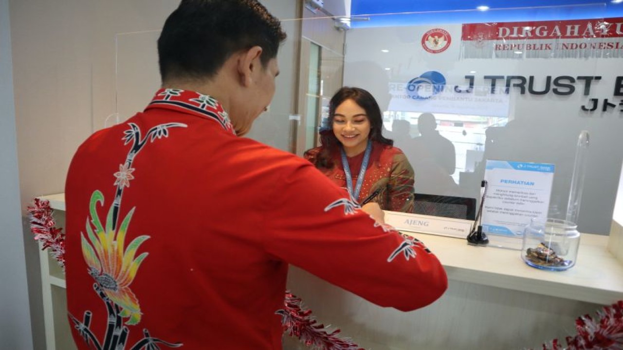 Ilustrasi pegawai PT Bank JTrust Indonesia Tbk (BCIC) di Jakarta, Selasa (28/22/2023) (J T Trust)