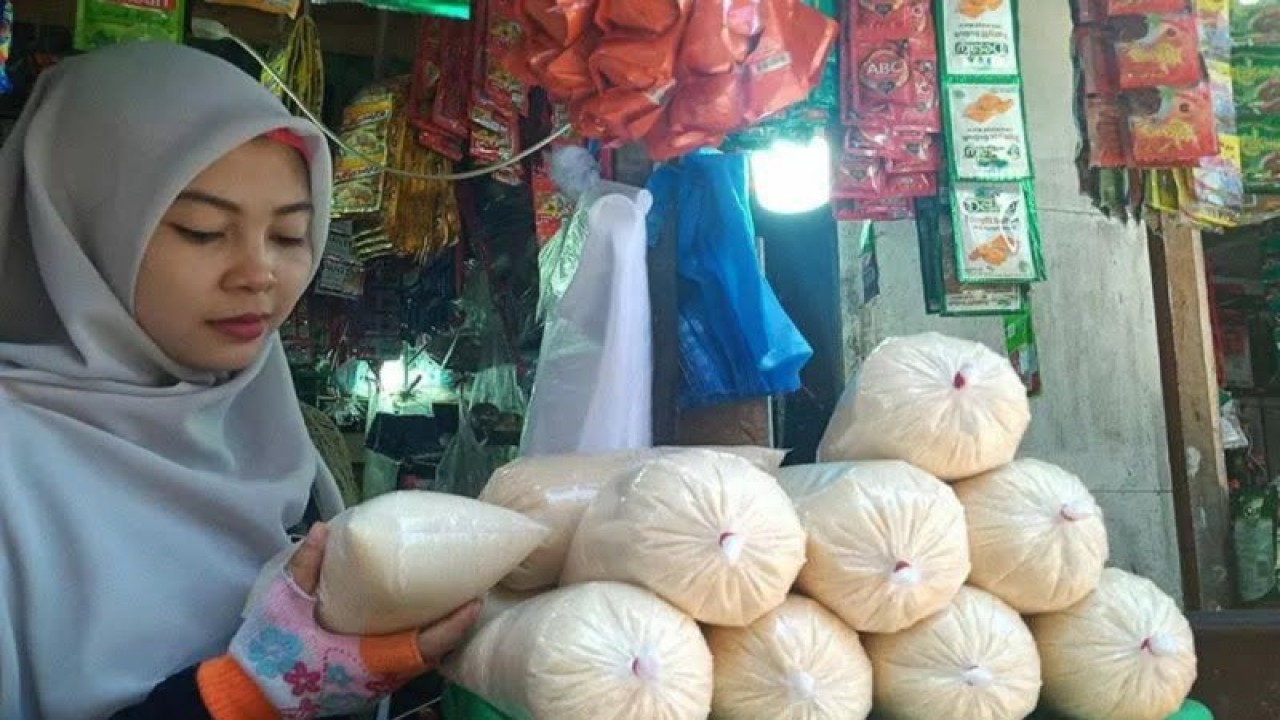 Ilustrasi: Pembeli sedang memegang bungkusan plastik berisi satu kilogram gula pasir di pasar tradisional. (ANTARA)