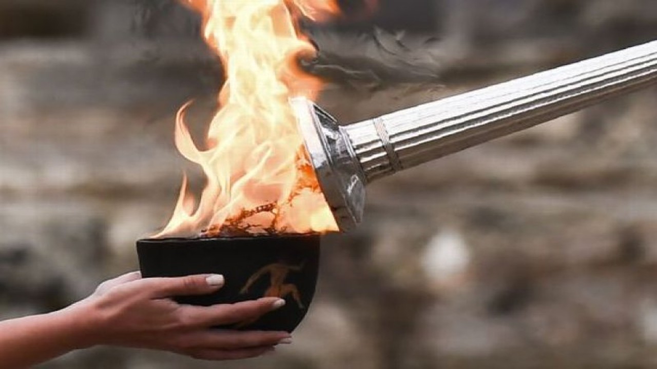 Ilustrasi penyalaan obor (ARIS MESSINIS/AFP via Getty Images)