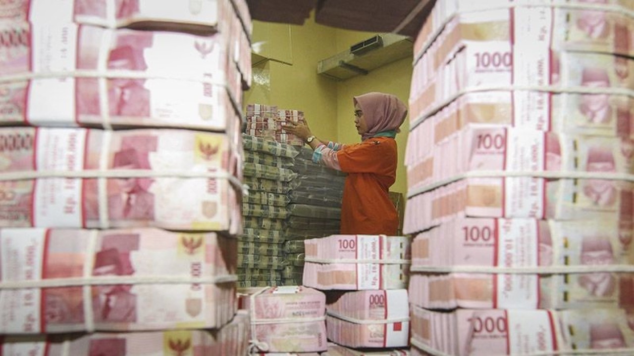Ilustrasi - Petugas menata tumpukan uang kertas rupiah saat melakukan persiapan pengisian ATM. ANTARA FOTO/Dhemas Reviyanto/foc/aa.