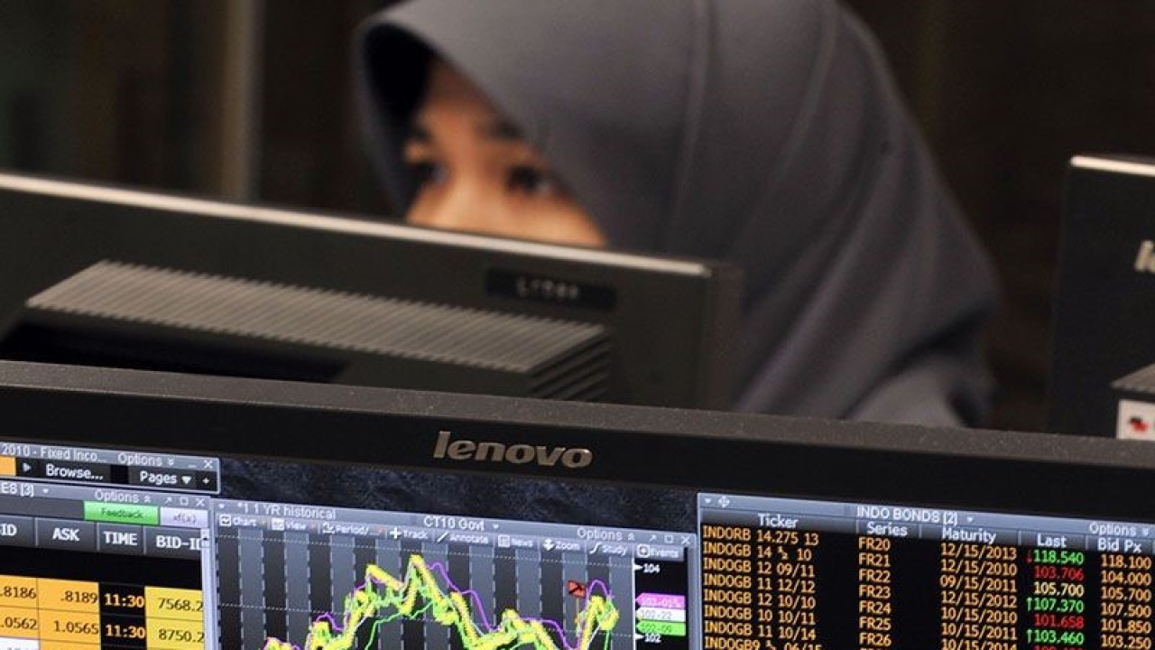 Ilustrasi - Seorang karyawan BNI mengamati harga Surat Utang Negara (SUN) di BNI Treasury, Jakarta. FOTO ANTARA/Prasetyo Utomo/Koz/aa