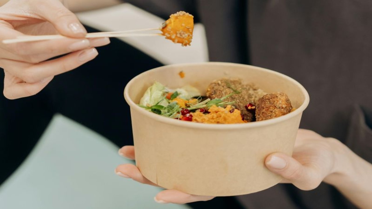 Ilustrasi seseorang makan (ANTARA/Pexels/Mikhail Nilov)