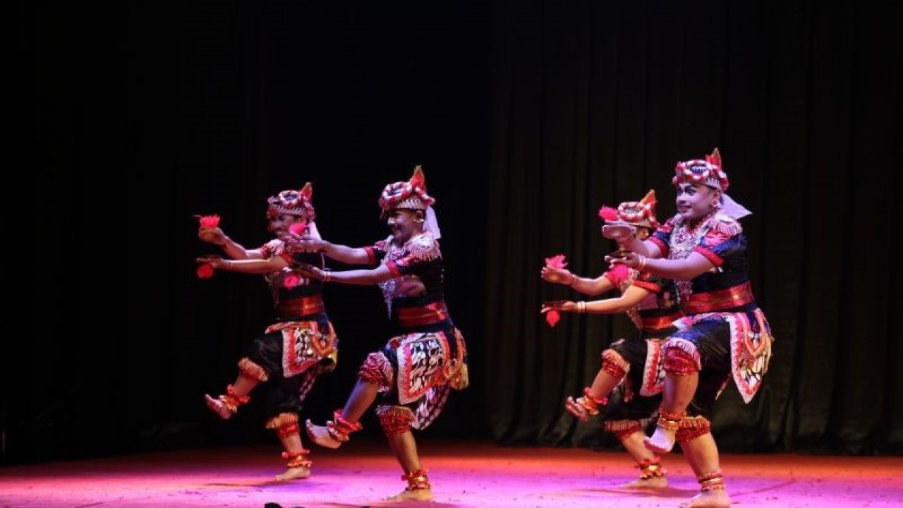 Ilustrasi - Taman Mini Indonesia Indah (TMII) saat menggelar pentas budaya. ANTARA/HO-Humas TMII