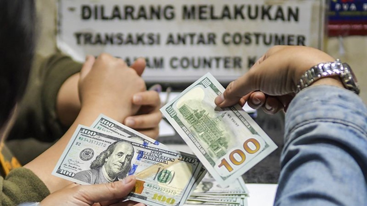 Ilustrasi - Warga menukarkan mata uang dolar AS di sebuah gerai money changer di Jakarta. ANTARA FOTO/Galih Pradipta/wsj/aa.