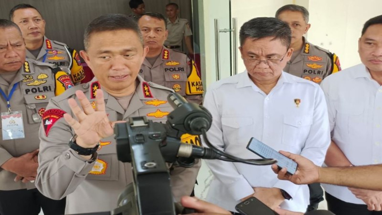 Kapolda Jatim Irjen Pol. Imam Sugianto usai membuka Latpraops Operasi Kepolisian Terpusat Aman Bacuya 2023 di Mapolda setempat, Selasa (7/11/2023). (ANTARA/HO-Bidhumas Polda Jatim)
