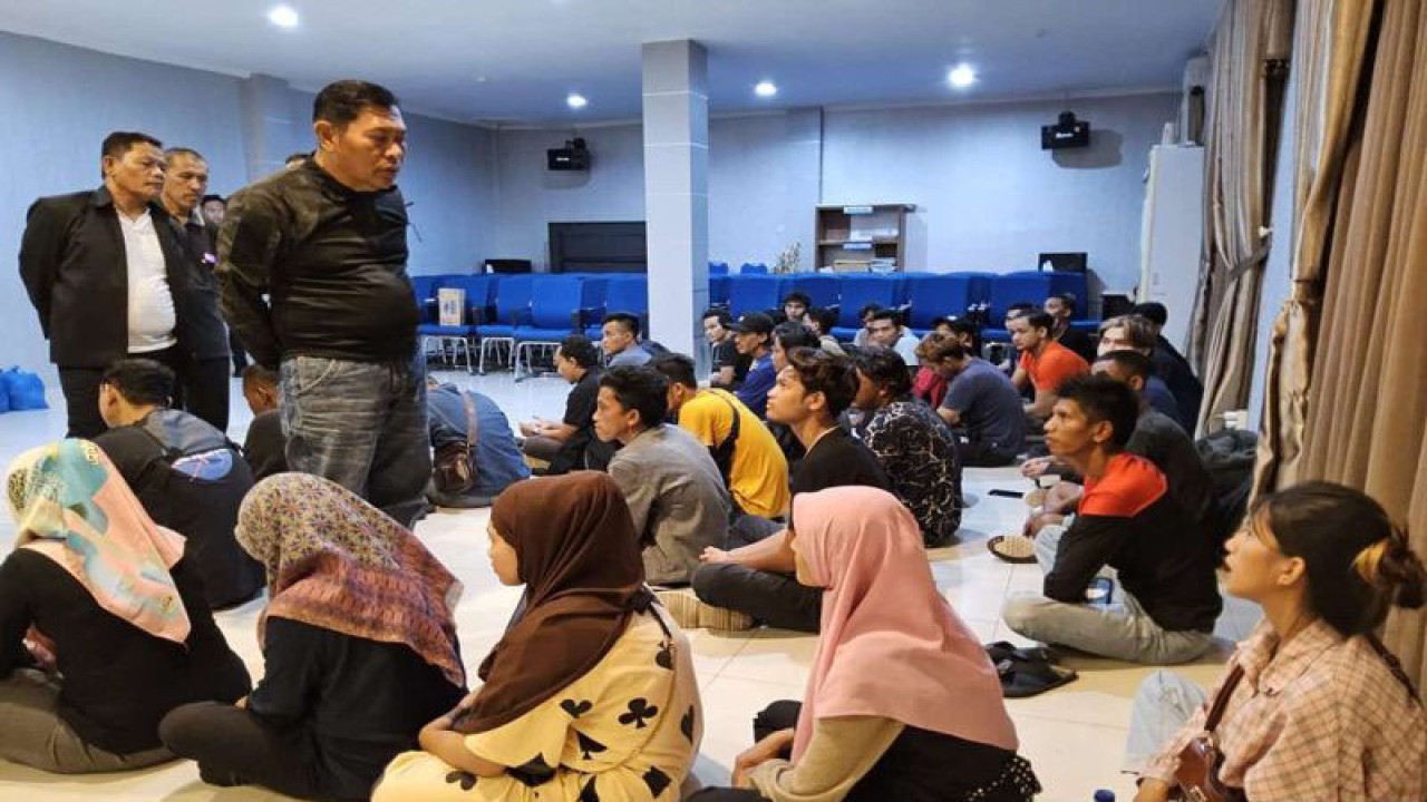 Kakanwil Kemenkumham Sumut, Mhd Jahari Sitepu (tengah) saat meninjau  langsung kondisi ke 33 PMI non prosedural yang berada di Kantor Imigrasi Kelas I Khusus TPI Medan. ((ANTARA/HO- Humas Kemenkumham Sumut))