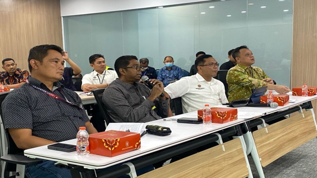 Kepala Kantor Imigrasi Ngurah Rai Suhendra (kedua kiri) memberikan sambutan saat rapat bersama sejumlah instansi membahas upaya perbaikan layanan setelah ditangkapnya oknum pegawai imigrasi yang diduga melakukan pungutan liar layanan prioritas imigrasi di Bandara Ngurah Rai, Bali, Senin (20/11/2023). ANTARA/HO-Imigrasi Ngurah Rai