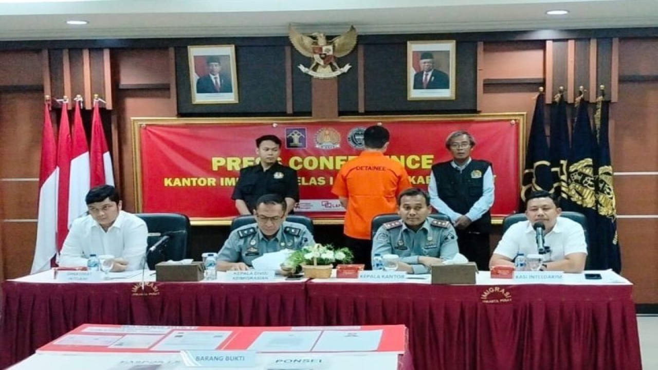 Kantor Imigrasi Kelas 1 Non TPI Jakarta Pusat menangkap LS buronan Interpol dalam kasus kejahatan ekonomi di Cina di salah satu apartemen kawasan Cempaka Putih, Jakarta Pusat pada Selasa (7/11/2023). ANTARA/HO-Kantor Imigrasi Jakarta Pusat