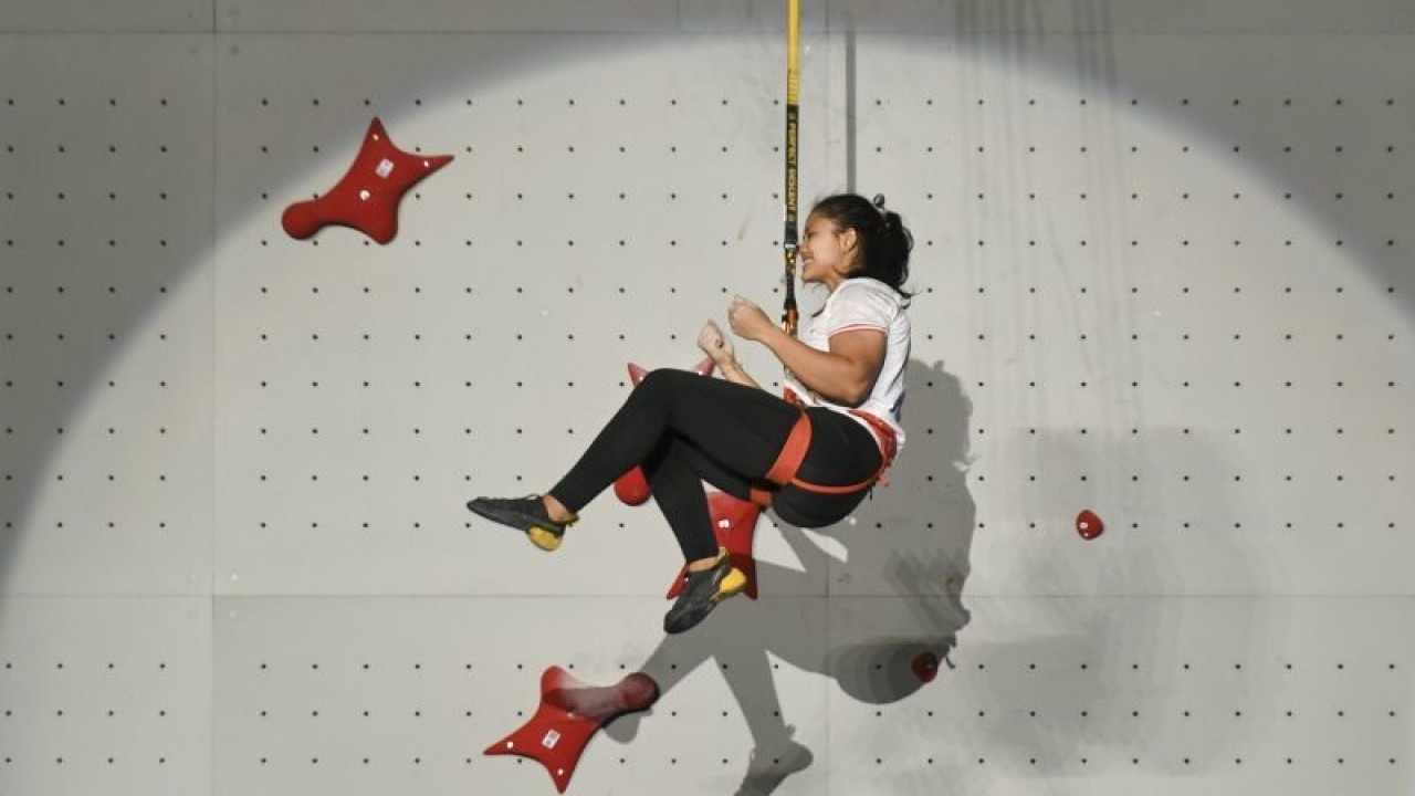 Atlet panjat tebing Indonesia Desak Made Rita Kusuma Dewi melakukan selebrasi usai menang melawan atlet China Lijuan Deng saat final speed putri Asian Games 2022 di Shaoxing Keqiao Yangshan Sport Climbing Centre, Shaoxing, China, Selasa (3/10/2023). ANTARA FOTO/Hafidz Mubarak A/rwa.