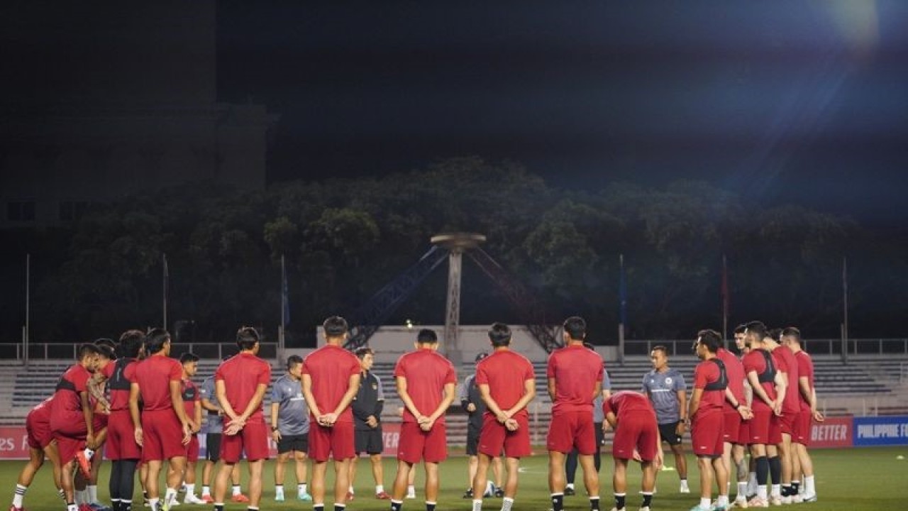 Timnas Indonesia ketika menggelar latihan kedua di Filipina, tepatnya di lapangan latihan rumput sintesis Stadion Rizal Memorial, Minggu (19/11/2023). (ANTARA/Ho/PSSI)