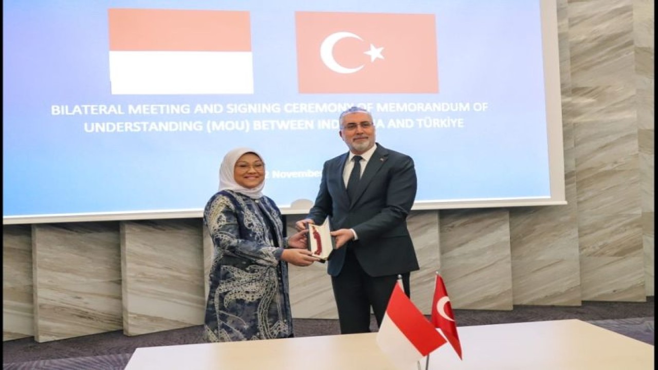 Menteri Ketenagakerjaan Ida Fauziyah (kiri) saat melakukan pertemuan bilateral dengan Menteri Tenaga Kerja dan Jaminan Sosial Turki, Vedat Isikhan di Baku, Azerbaijan, Kamis (23/11/2023). ANTARA/HO-Kemnaker.