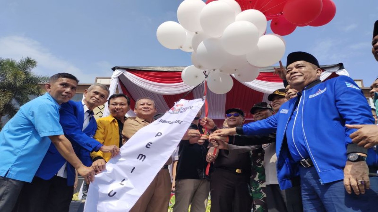 Pelepasan balaon Pemilu Damai oleh Kapolresta Bandarlampung Kombes Pol Ino Harianto bersama ketua parpol dan forum koordinasi pimpinan daerah (Forkopimda) Bandarlampung usai deklarasi pemilu damai. Bandarlampung, Selasa, (14/11/2023). ANTARA/Dian Hadiyatna.