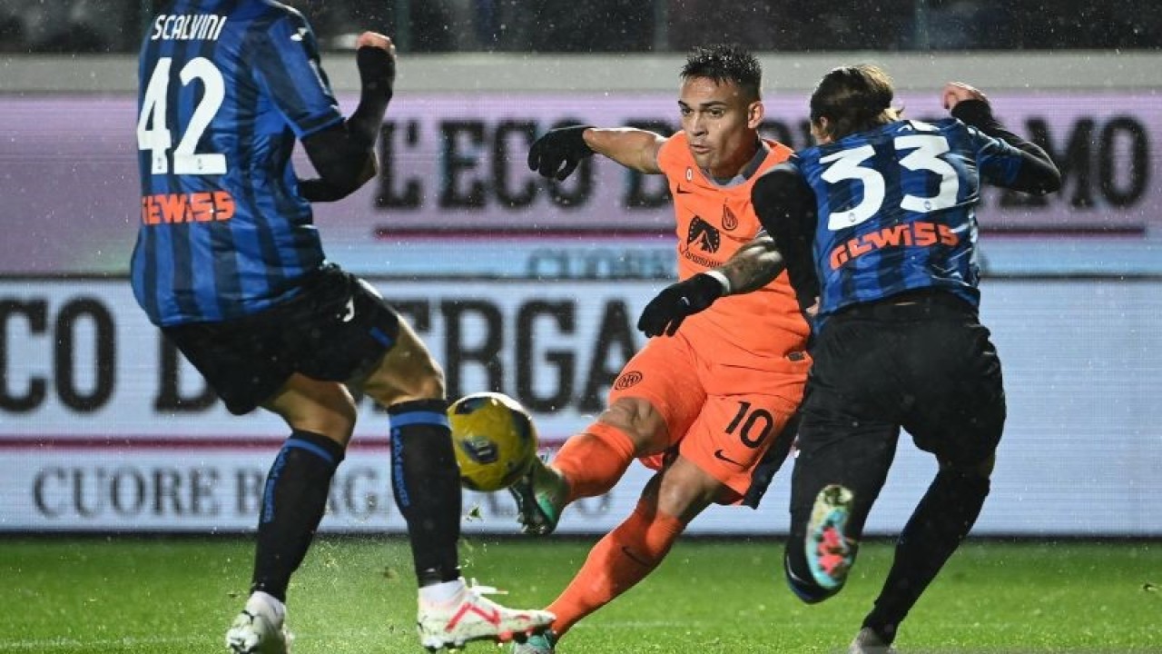 Penyerang Inter Milan Lautaro Martinez (tengah) berusaha melepaskan tembakan ke gawang Atalanta, pada pertandingan Liga Italia yang dimainkan di Stadion Gewiss, Bergamo, Sabtu (4/11/2023). (ANTARA/AFP/ISABELLA BONOTTO)