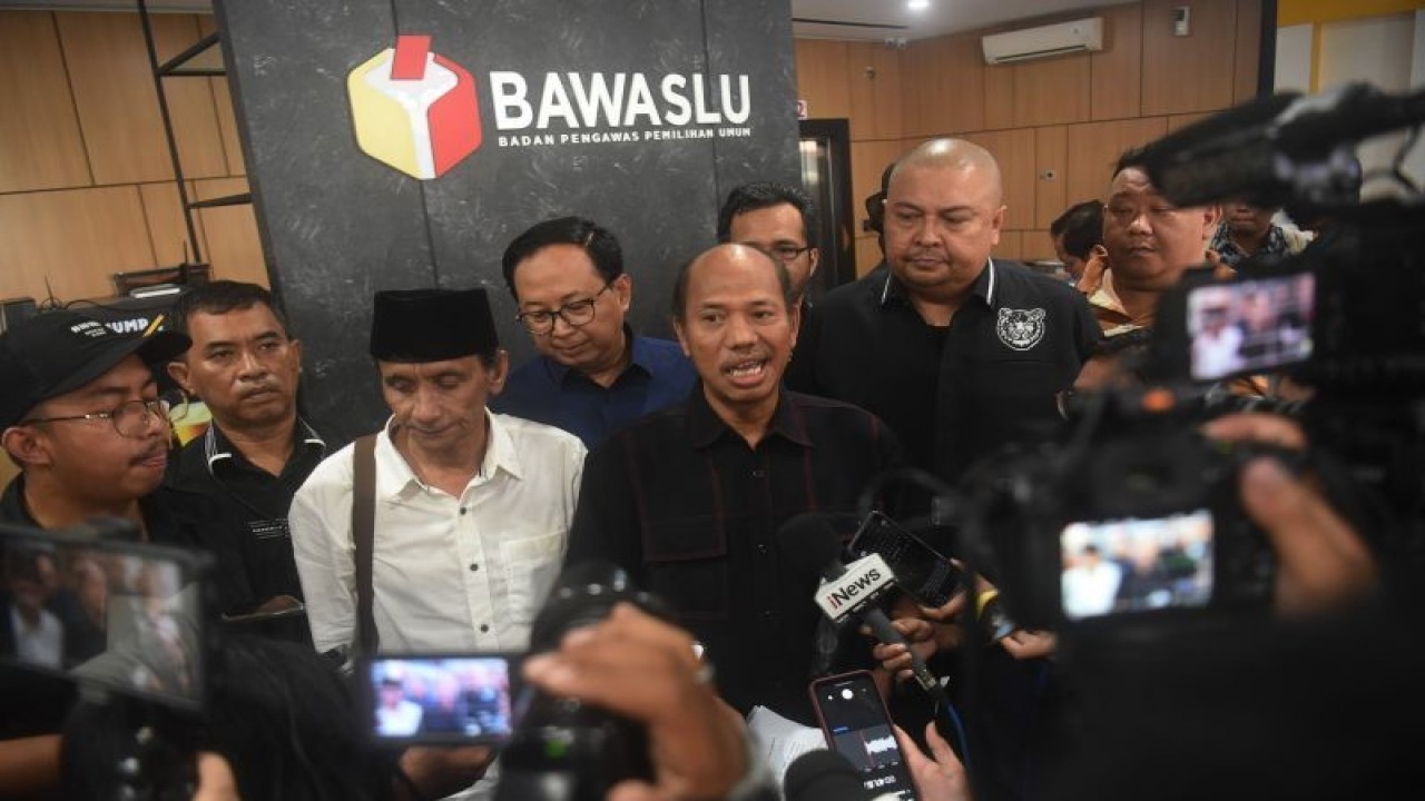 Sejumlah relawan dari Aliansi Masyarakat Peduli Pemilu Jurdil (AMPJJ) memberikan keterangan saat melaporkan panitia acara Desa Bersatu ke Kantor Bawaslu di Jakarta, Kamis (23/11/2023). AMPJJ melaporkan panitia acara Desa Bersatu yang diduga memberikan dorongan bagi kepala desa dan aparat desa untuk mendukung pasangan calon nomor 2 yang turut dihadiri cawapres nomor urut 2 Gibran Rakabuming Raka di Indonesia Arena, Kompleks GBK, Jakarta pada Minggu (19/11). ANTARA FOTO/Indrianto Eko Suwarso/nym.