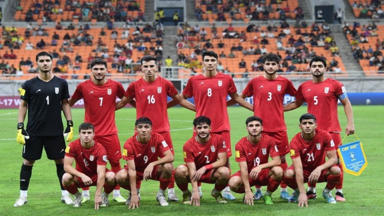Timnas Iran berfoto sebelum melawan Timnas Brazil dalam penyisihan Grup C Piala Dunia U-17 2023 di Jakarta International Stadium, Jakarta, Sabtu (11/11/2023). ANTARA FOTO/Sigid Kurniawan/nz. (ANTARA FOTO/SIGID KURNIAWAN)