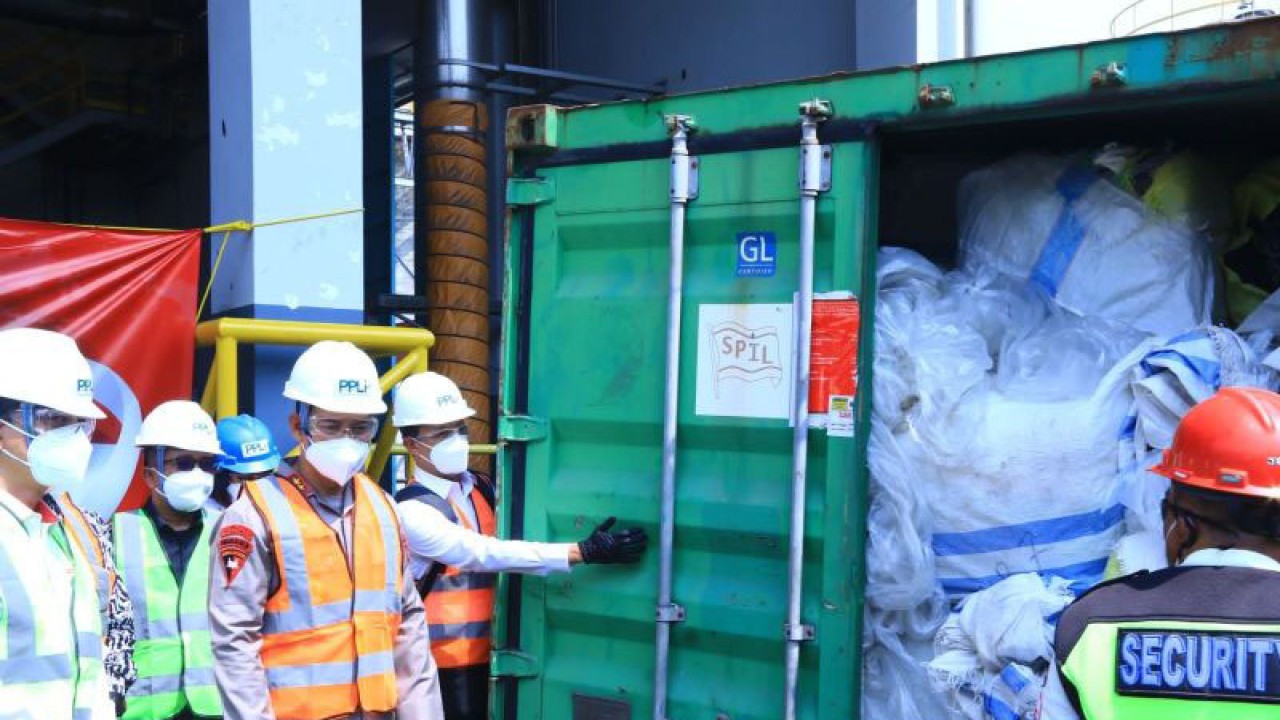 Ilustrasi - Kapolda Kaltara Irjen Pol. Daniel Adityajaya mengamati pakaian bekas ilegal asal Malaysia yang diturunkan dari kontainer, hasil pengungkapan tim gabungan di Kaltara beberapa waktu lalu. (ANTARA/HO-Polda Kaltara)