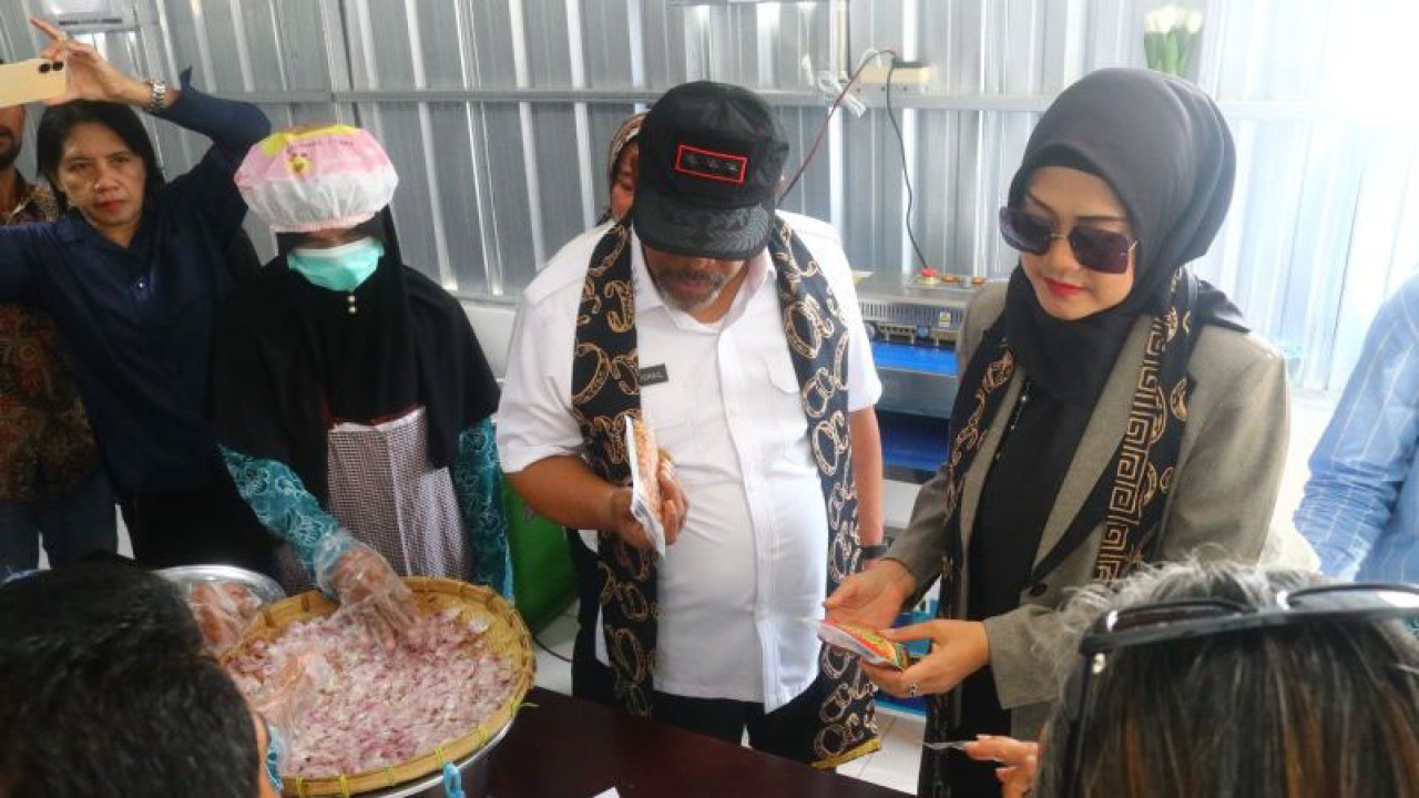 Gubernur Maluku Murad Ismail (tengah) saat meninjau pengembangan olahan bawang merah di Maluku tenggara (Antara/HO-Pemprovmaluku)