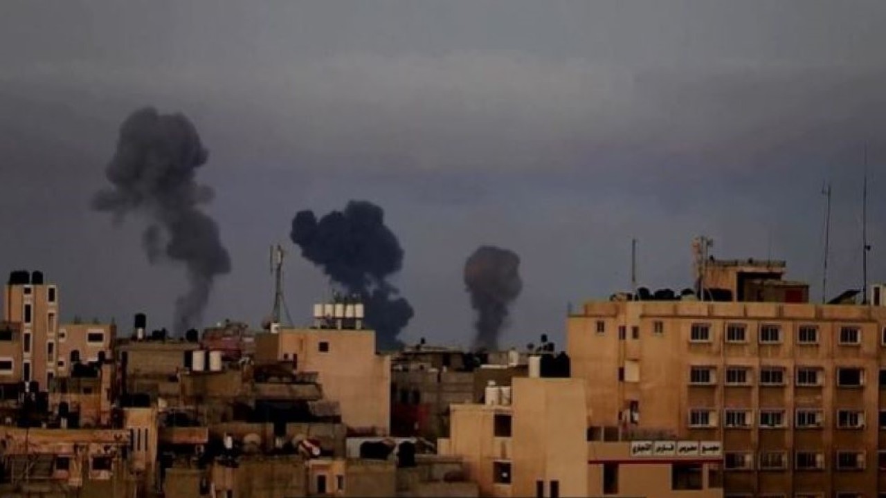 Serangkaian serangan udara Israel di kamp pengungsi tersebut menyebabkan ratusan korban jiwa. (Tangkapan layar via Reuters)