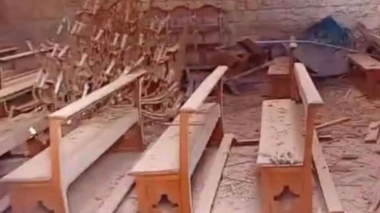 Tentara Israel mulai menyerang sebuah gereja di Lebanon selatan dengan peluru artileri yang menyebabkan rumah ibadah umat Kristen itu rusak parah pada Senin (20/11/2023). (Istimewa)