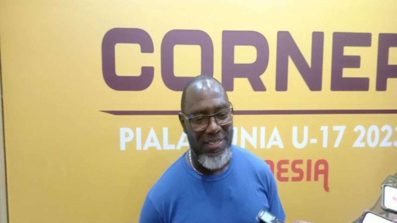 Mantan Pelatih Nasional Indonesia Jacksen F Tiago memberikan keterangan soal sepak bola dalam Konferensi Pers di Pusat Informasi Piala Dunia U-17 2023 di Solo, Jawa Tengah, Rabu (22/11/2023). ANTARA/Bambang Dwi Marwoto.