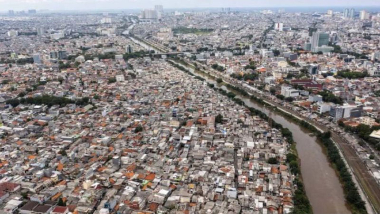 Ilustrasi - Foto udara deretan rumah di kawasan Jakarta Barat, Jumat (10/3/2023). Pemprov DKI Jakarta menghimbau warga untuk tidak mengekspoitasi air tanah secara masif karena akan menjadi salah satu penyebab penurunan muka tanah dan mengakibatkan Jakarta semakin berpotensi terendam air laut pada masa yang akan datang. ANTARA FOTO/Galih Pradipta/aww.