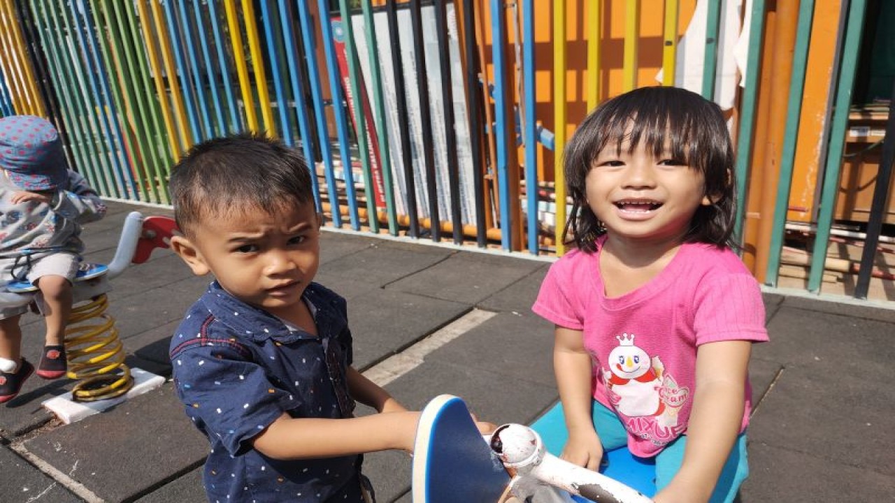 Ilustrasi - Anak-anak bermain dalam acara "Gerakan Memasyarakatkan Makan Ikan" (GEMARIKAN) di RPTRA Kalijodo, Tambora, Jakarta Barat, Kamis (14/9/2023). ANTARA/Risky Syukur