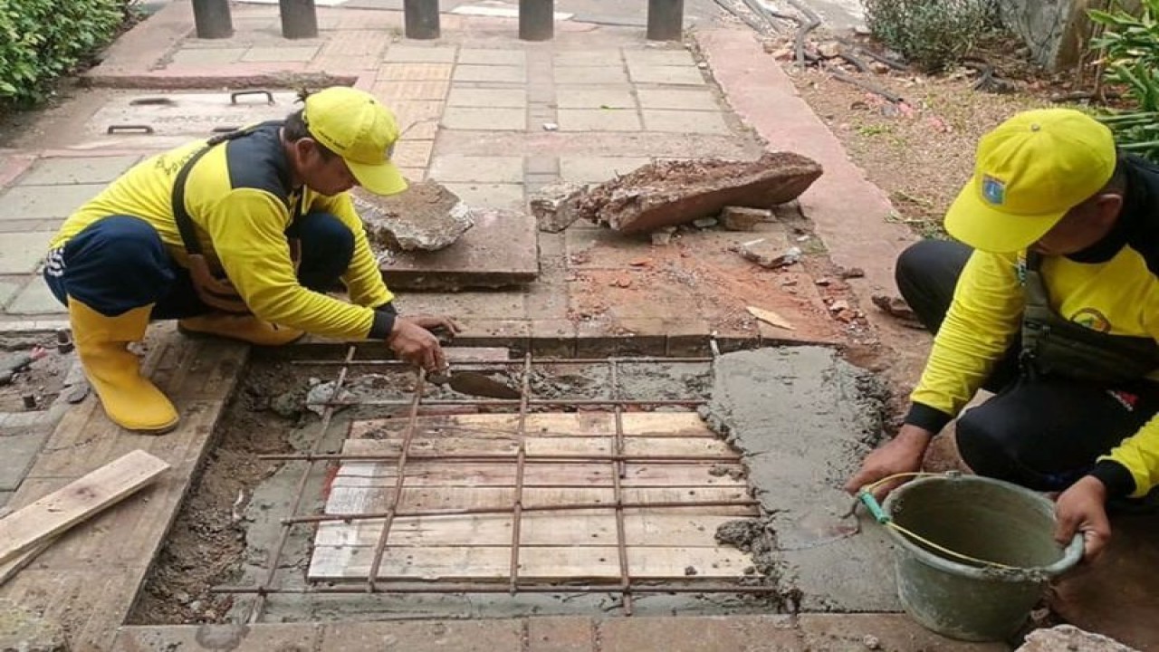 Sudin Bina Marga Jakarta Barat memperbaiki saluran di Jalan S Parman yang pelat besi penutupnya hilang dicuri, Selasa (7/11/2023). ANTARA/HO-Sudin SDA Jakbar
