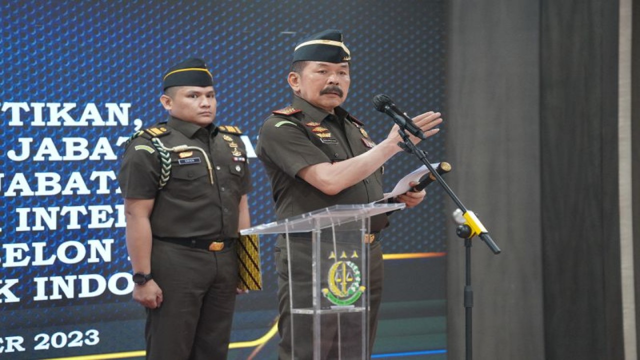 Jaksa Agung Sanitiar Burhanuddin memberikan pengarahan dalam acara pelantikan Jamintel di Gedung Kejaksaan Agung, Jakarta, Selasa (31/10/2023). (ANTARA/HO-Puspenkum Kejaksaan Agung)