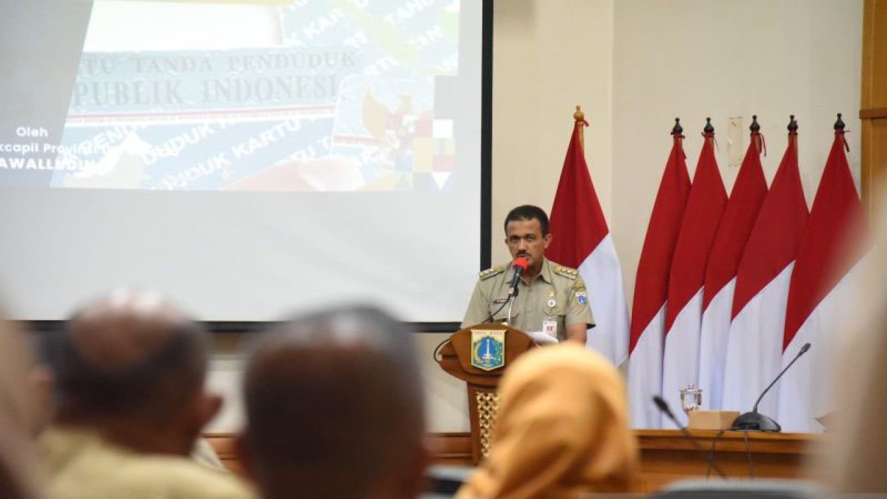 Wali Kota Administrasi Jakarta Timur M Anwar saat membuka Sosialisasi Penonaktifan Sementara dan Pengaktifan Kembali NIK Provinsi DKI Jakarta di Kantor Wali Kota Jaktim, Senin (20/11/2023). ANTARA/HO-Kominfotik Jakarta Timur