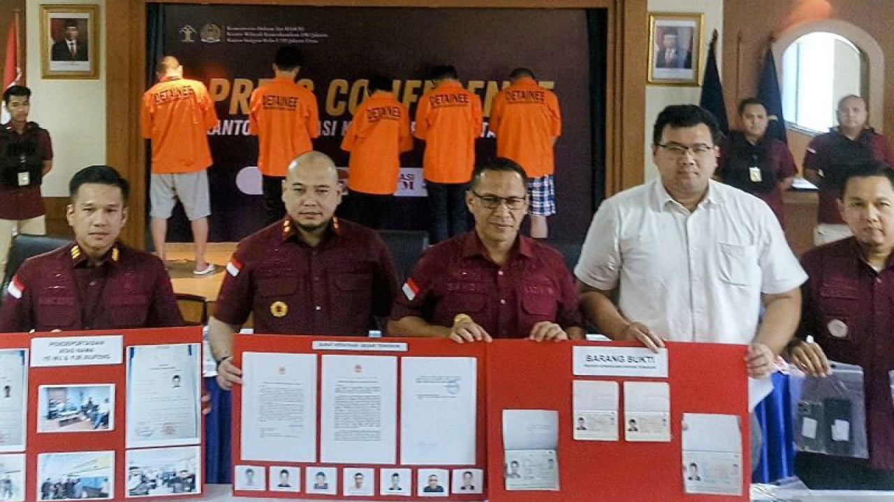 (Ka-Ki): Kepala Seksi Intelijen dan Penindakan Keimigrasian Kanim Jakut Bong Bong Prakoso Napitupulu, Kepala Kantor Imigrasi Kelas I TPI Jakarta Utara Qriz Pratama, Kepala Divisi Keimigrasian Kantor Wilayah Kementerian Hukum dan HAM DKI Jakarta Sandi Andaryadi (tengah), Sub-Koordinator Penyelidikan dan Operasi Sub-Wilayah II Direktorat Intelijen Keimigrasian Kanwil Kemenkumham DKI Jakarta Bambang Triyudhoyono serta Kepala Seksi Teknologi dan Informasi Keimigrasian Rizki Ramadhan di Kantor Imigrasi Jakarta Utara, Senin (20/11/2023). ANTARA/Abdu Faisal