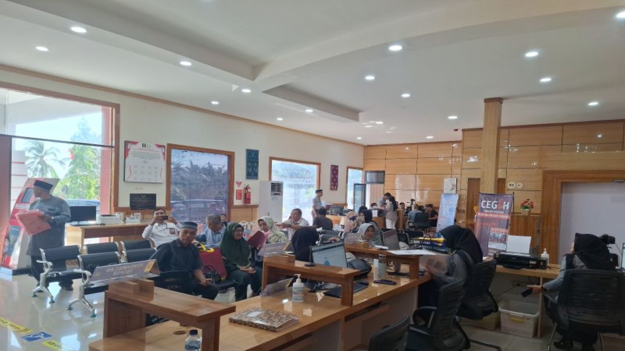 Calon jamaah haji asal Kabupaten Banggai melakukan pengurusan paspor di Kantor Imigrasi (Kanim) Kelas II Non-TPI Banggai, Kabupaten Banggai, Selasa (28/11/2023). (ANTARA/HO-Humas Kemenkumham Sulteng)