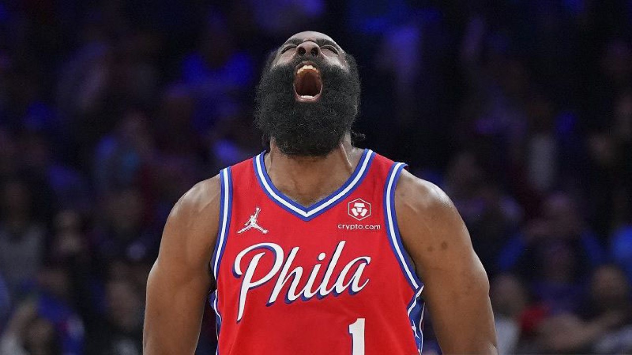 Ekspresi bintang Philadelphia 76ers James Harden seusai mencetak angka melawan Miami Heat dalam Gim 4 semifinal Wilayah Timur NBA di Wells Fargo Center, Pennsylvania, Amerika Serikat, Minggu (8/5/2022). (ANTARA/AFP/GETTY IMAGES/Mitchell Leff)