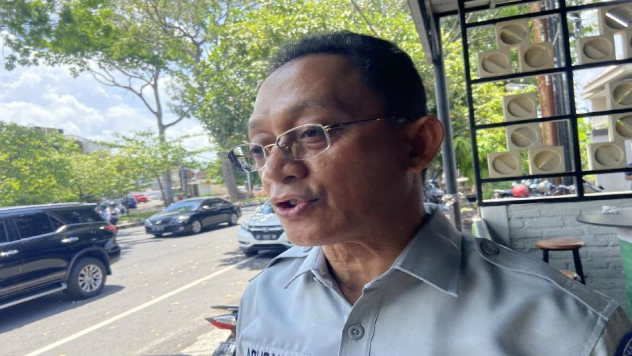 Kepala PT. Jasa Raharja Cabang Bali Abubakar Aljufri saat diwawancara terkait dorongan pengembangan angkutan umum bagi pelajar di Denpasar, Selasa (14/11/2023). ANTARA/Ni Putu Putri Muliantari