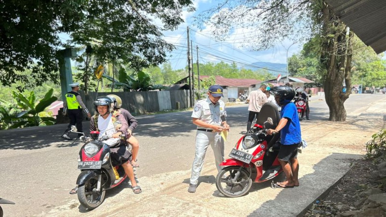Jasa Raharja Cabang Maluku bersama UPTD Badan Pendapatan Daerah Samsat Kota Ambon dan Ditlantas Polda Maluku nmelaksanakan perasi gabungan penertiban pajak kendaraan bermotor di jalan Wolter Monginsidi Passo Kecamatan Sirimau Ambon, Selasa (14/11). ANTARA/ Ho- Jasa Raharja Maluku.